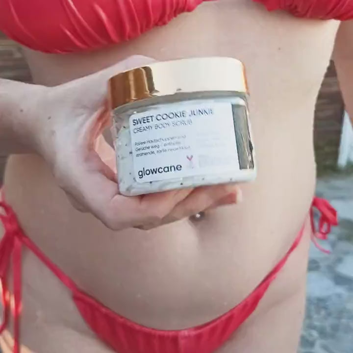 Anwendungsbeispiel des Sweet Cookie Junkie Creamy Body Scrub von glowcane